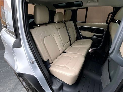 Used 2023 Land Rover Defender 110 SE image 24