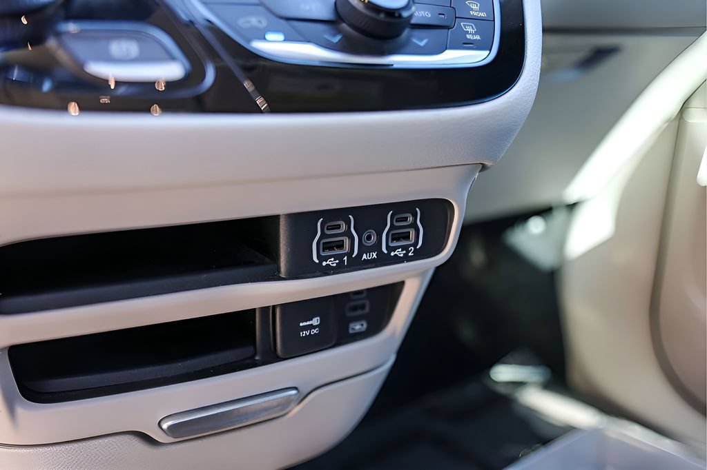 Used 2022 Chrysler Pacifica Touring-L AWD/4WD image 23