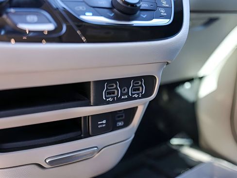 Used 2022 Chrysler Pacifica Touring-L AWD/4WD image 23