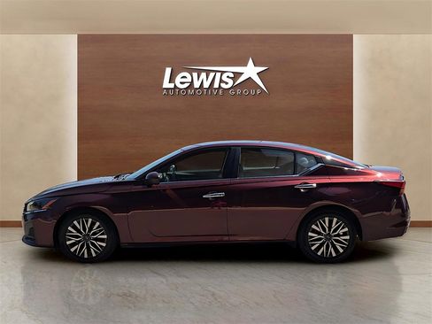 Used 2023 Nissan Altima 2.5 SV image 2