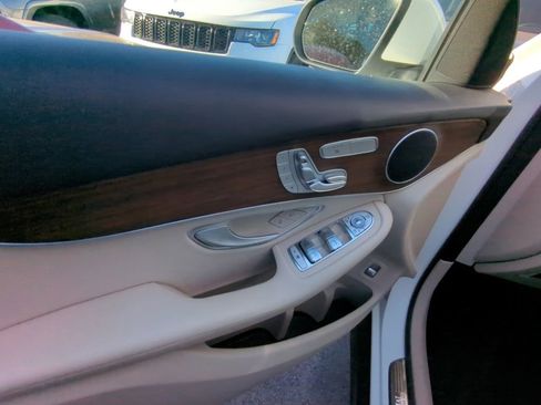Used 2022 Mercedes-Benz GLC 300 4MATIC w/ Premium Package Lite image 8