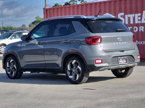 Used 2023 Hyundai Venue Limited FWD image 4
