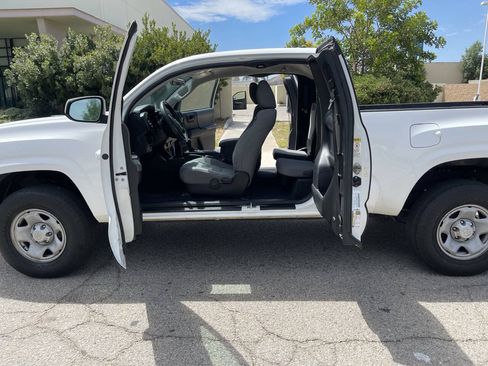 Used 2016 Toyota Tacoma SR w/ SR Convenience Package RWD image 16