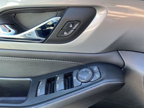 Used 2023 Chevrolet Traverse LT image 28