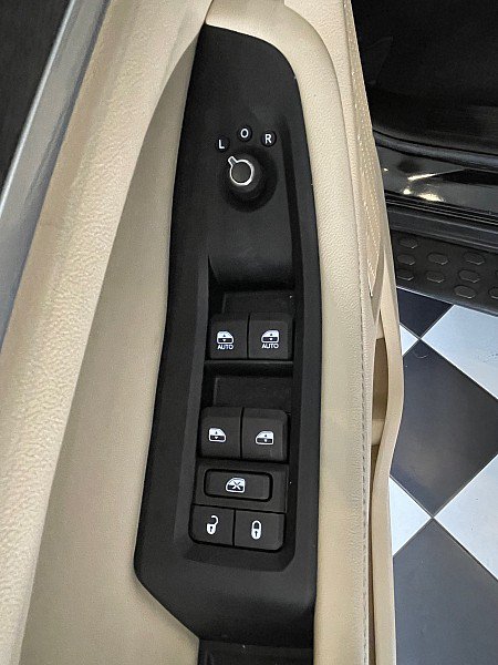 Used 2025 Jeep Grand Cherokee L Limited w/ Luxury Tech Group II AWD/4WD image 24