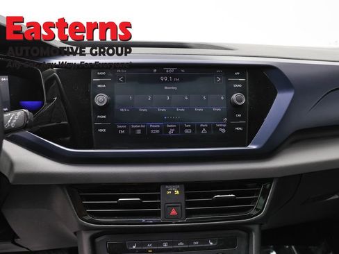Used 2022 Volkswagen Taos SE w/ Panoramic Sunroof Package AWD/4WD image 12