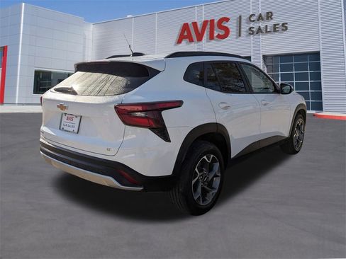 Used 2025 Chevrolet Trax LT w/ LT Convenience Package image 6