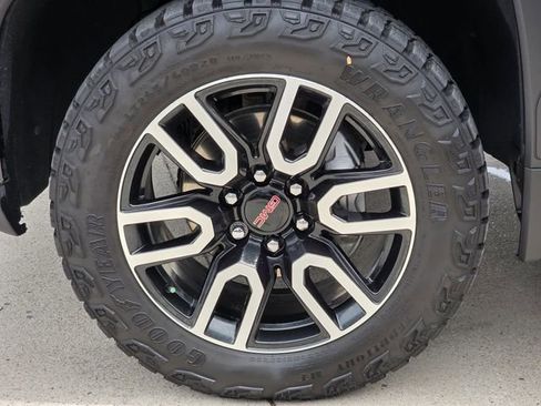 Used 2025 GMC Sierra 1500 AT4 w/ AT4 Premium Package AWD/4WD image 9