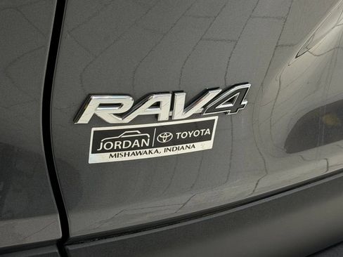 Used 2021 Toyota RAV4 LE AWD/4WD image 29