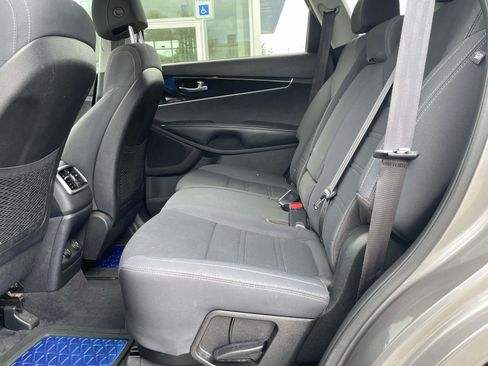 Used 2017 Kia Sorento FWD w/ LX Convenience Package image 9