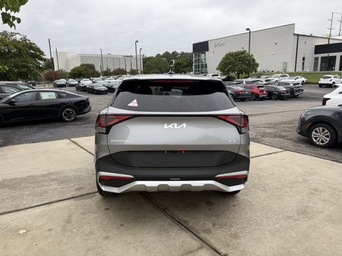 New 2025 Kia Sportage LX image 8