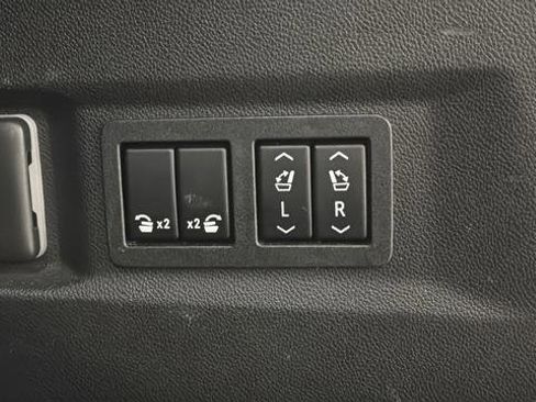 Used 2022 Chevrolet Tahoe Z71 w/ Luxury Package AWD/4WD image 31