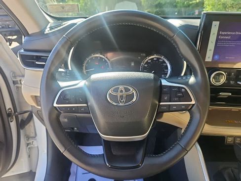 Used 2024 Toyota Highlander XLE AWD/4WD image 13