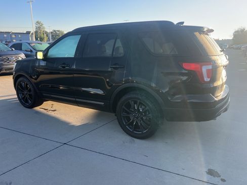 Used 2017 Ford Explorer XLT w/ Equipment Group 202A image 9