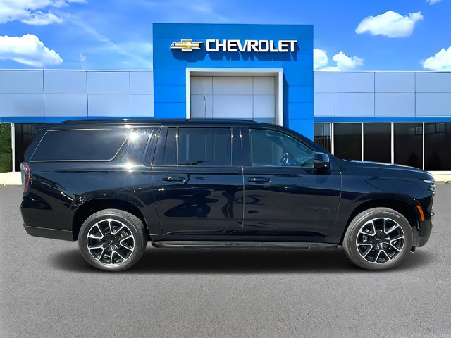 Used 2025 Chevrolet Suburban RST w/ Comfort Package AWD/4WD image 2