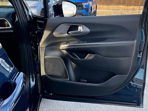 Used 2025 Chrysler Pacifica Select image 28
