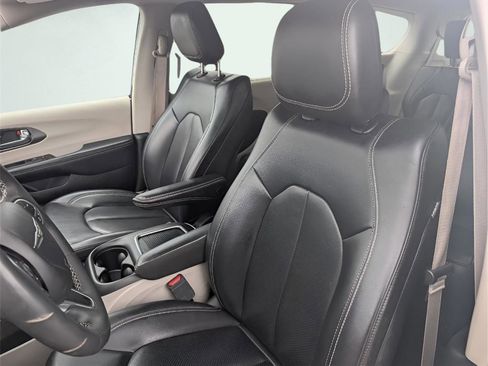 Used 2023 Chrysler Pacifica Touring-L FWD image 16