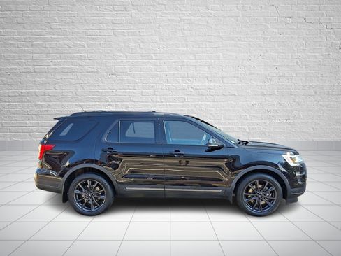 Used 2018 Ford Explorer XLT w/ Equipment Group 202A AWD/4WD image 7