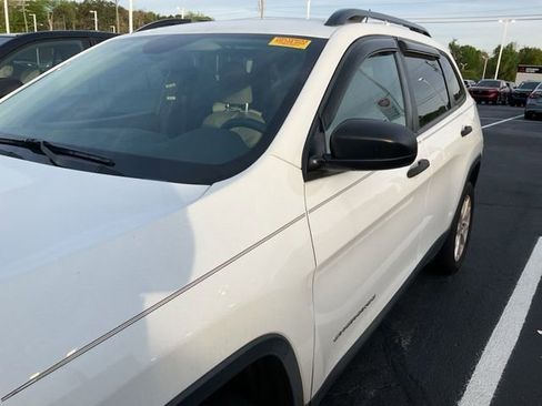 Used 2016 Jeep Cherokee Sport image 9