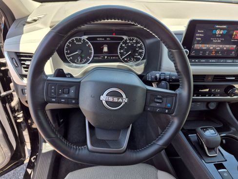 Used 2025 Nissan Rogue SV AWD/4WD image 9