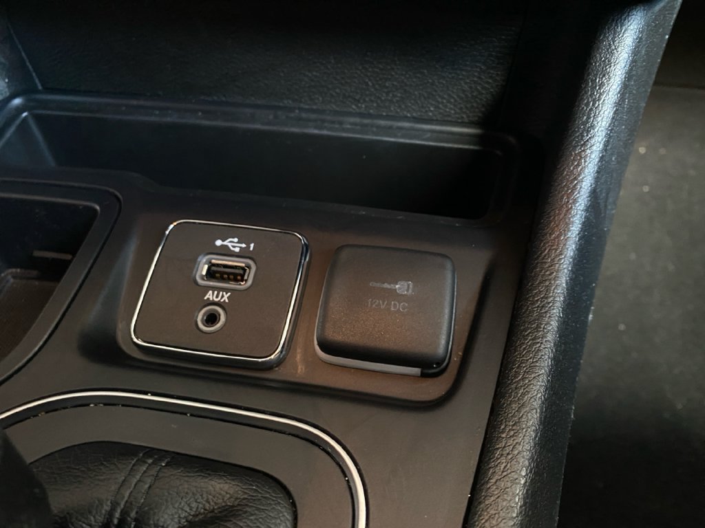 Used 2019 Jeep Cherokee Latitude Plus FWD image 18