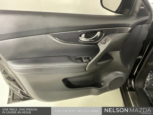 Used 2017 Nissan Rogue SV FWD image 16