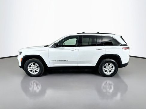 Used 2024 Jeep Grand Cherokee Laredo AWD/4WD image 2