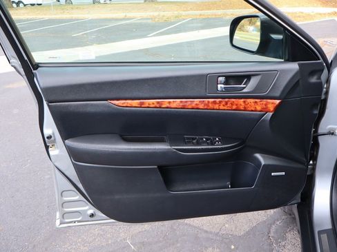 Used 2010 Subaru Outback 3.6R Limited image 23