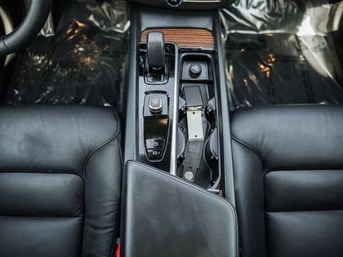 Certified 2024 Volvo XC60 B5 Plus w/ Protection Package Premier image 24