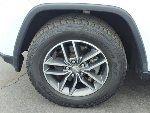 Used 2018 Jeep Grand Cherokee Limited image 32