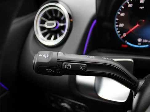 Used 2023 Mercedes-Benz GLB 250 4MATIC image 18