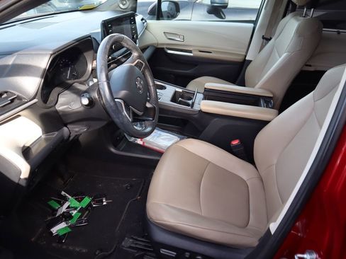 Used 2021 Toyota Sienna XLE image 9