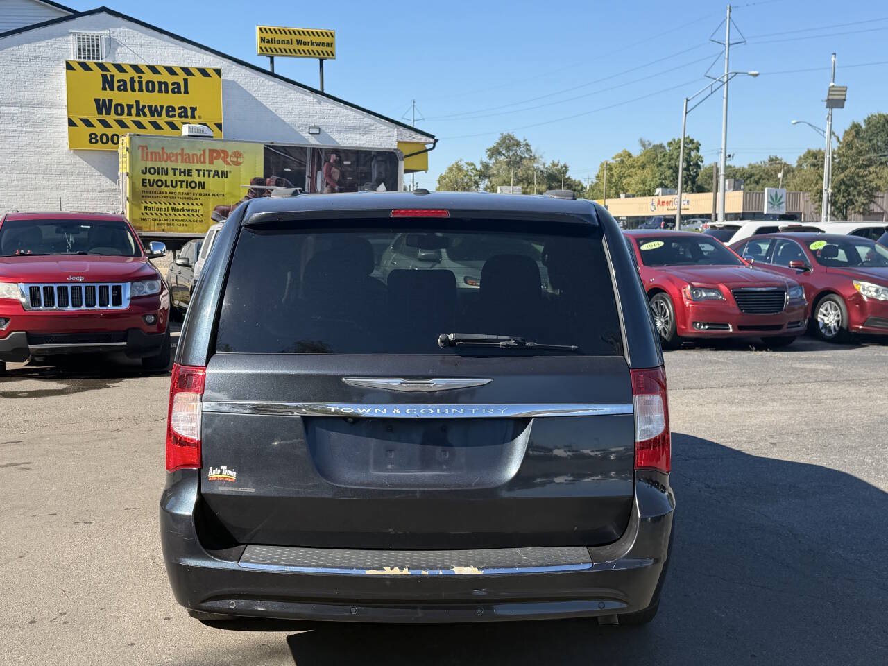 Used 2013 Chrysler Town & Country Touring-L w/ Driver Convenience Group FWD image 4