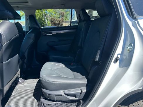 Used 2026 Toyota Highlander Limited image 9