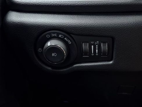 Certified 2025 Chrysler Pacifica Limited FWD image 38