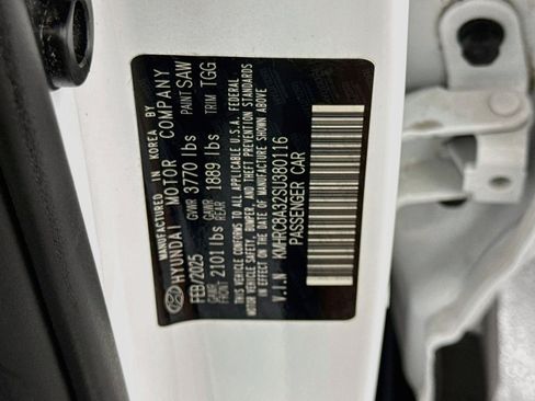 Used 2025 Hyundai Venue SEL FWD image 12