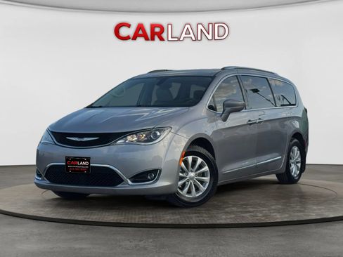 Used 2018 Chrysler Pacifica Touring-L FWD image 1
