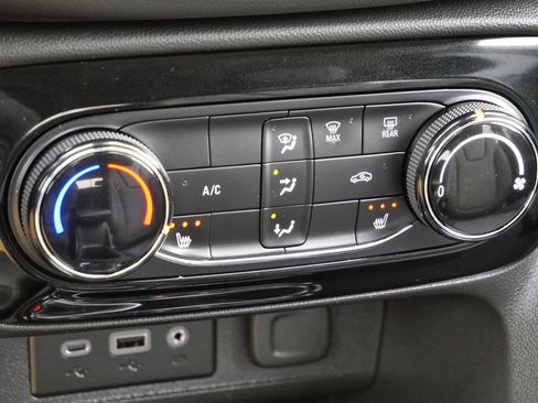 Used 2023 Buick Encore GX Preferred w/ Cold Weather Comfort Package FWD image 38