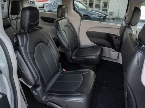 Used 2024 Chrysler Pacifica Touring-L image 39