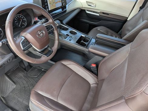 Used 2023 Toyota Sienna Platinum image 10
