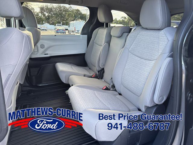Used 2025 Toyota Sienna LE w/ LE Plus Package FWD image 11