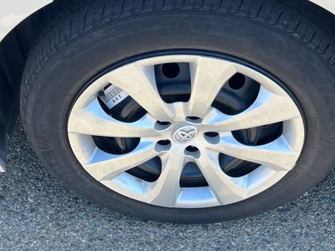 Used 2020 Toyota Corolla LE FWD image 10