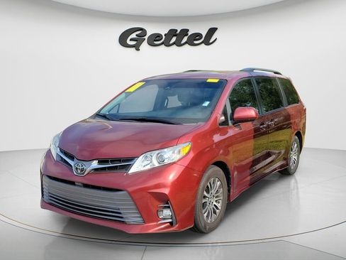 Used 2019 Toyota Sienna XLE image 2
