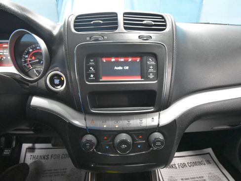 Used 2018 Dodge Journey SXT w/ Connectivity Group FWD image 19