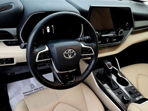 Used 2024 Toyota Highlander Limited image 25