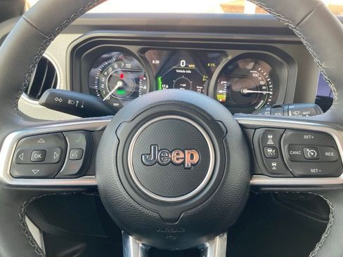 Used 2025 Jeep Wrangler Unlimited Sahara image 15