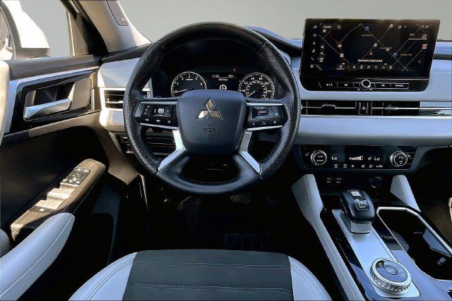 Used 2025 Mitsubishi Outlander SE FWD image 8
