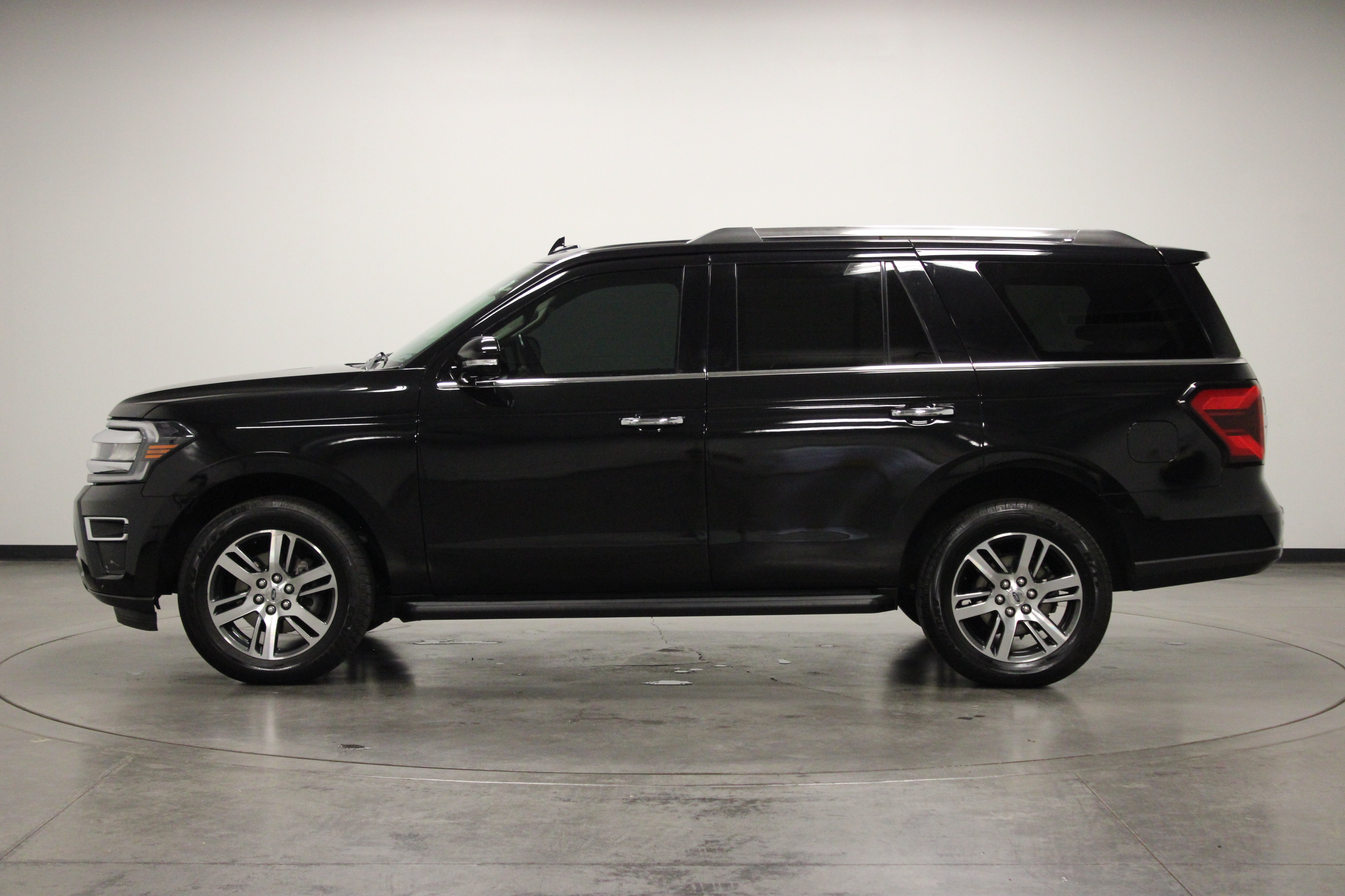 Used 2024 Ford Expedition Limited AWD/4WD image 5