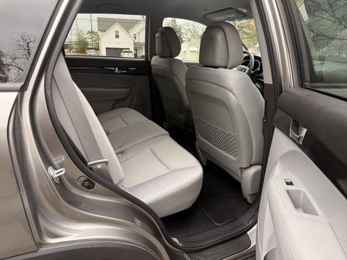 Used 2013 Kia Sorento LX w/ Convenience Pkg image 11