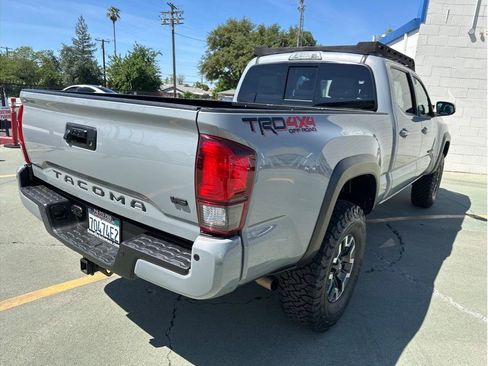 Used 2018 Toyota Tacoma TRD Off-Road w/ Technology Package image 8